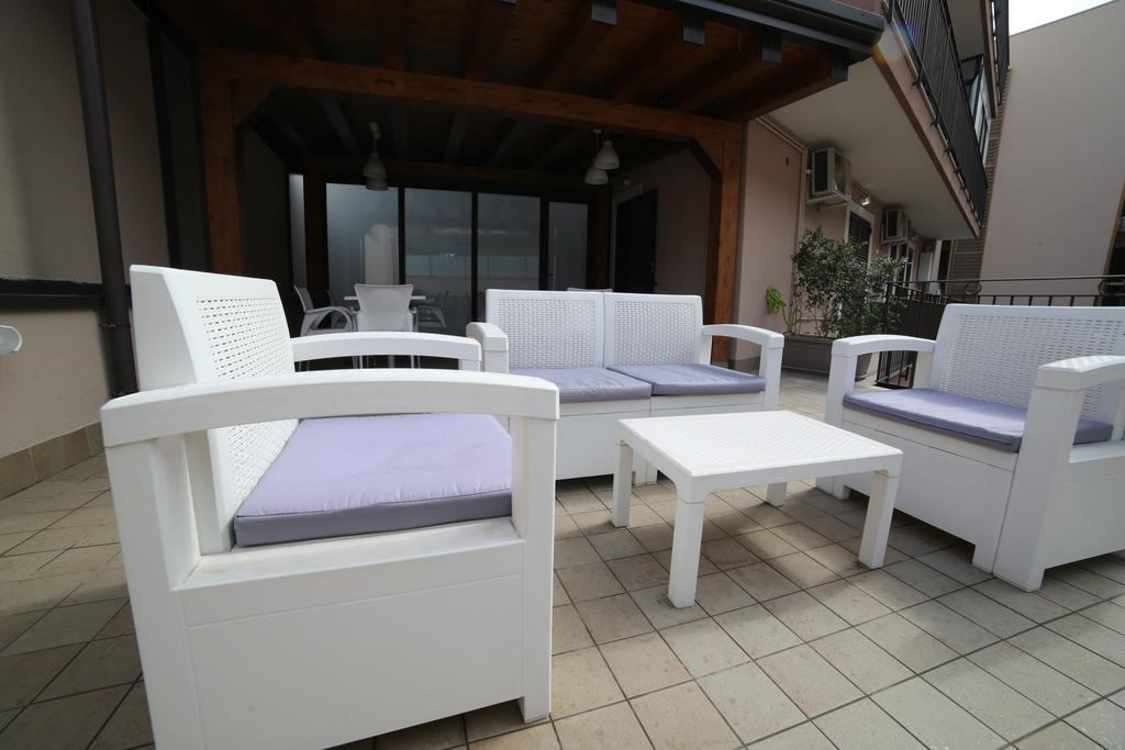 B&B Ciclopi Aci Castello Exterior foto